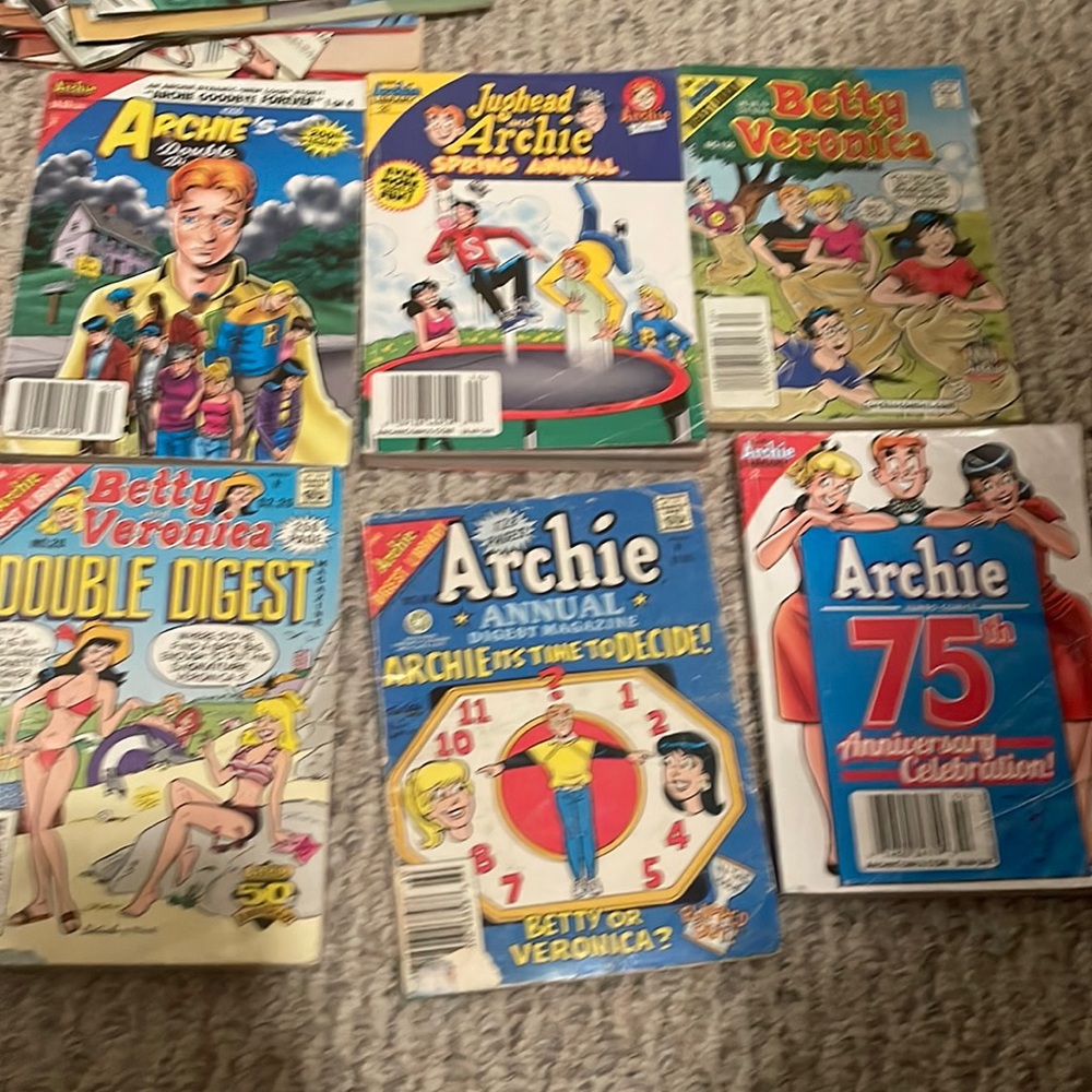 SUPRISE TWO ARCHIE OR BETTY AND VERONICA BOOKS